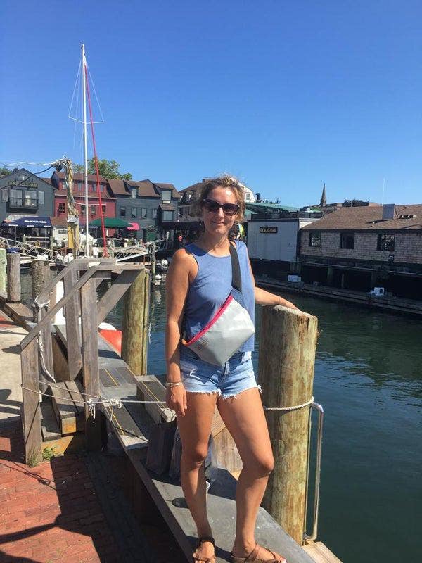 Professional women looking for room Main Photo