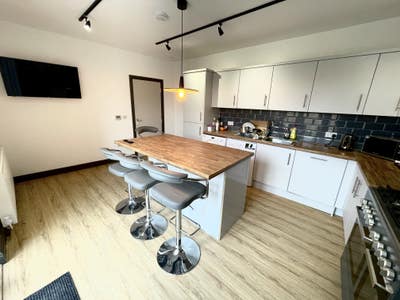 Studio-Style Room, Bills Inc. — Town Centre Main Photo