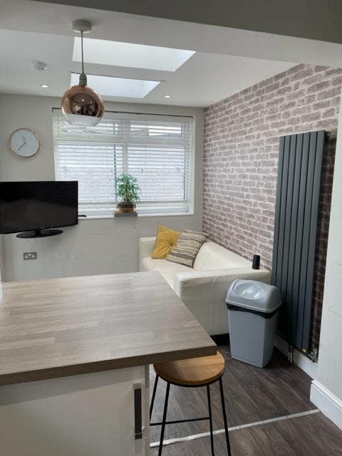 Lovely Bright House close to all amenities  Main Photo