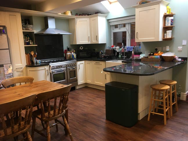 Small double room for short term let in St George/ Main Photo