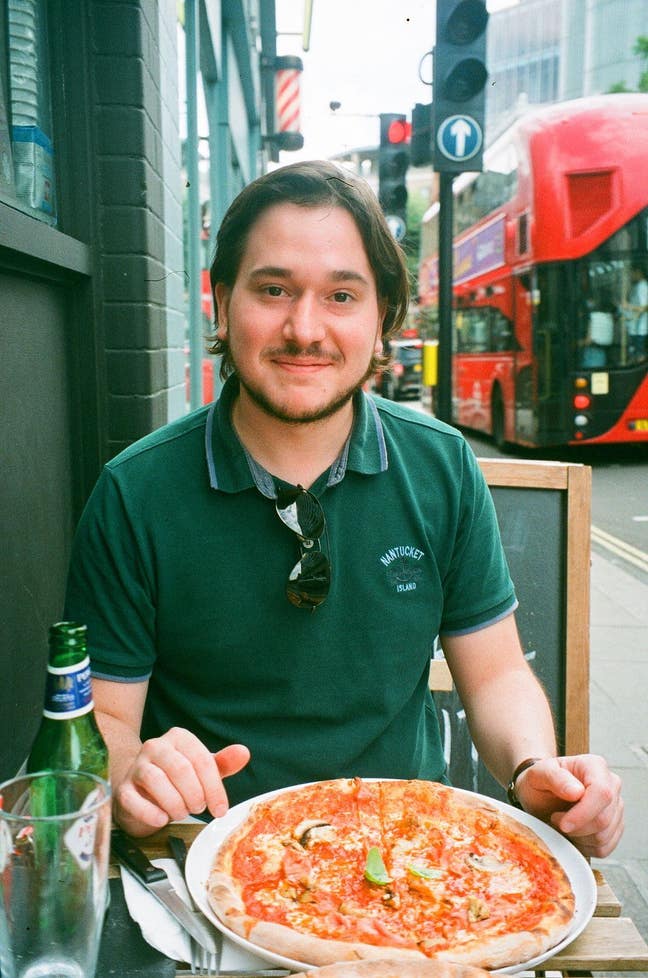 Professional seeks a single or double room Main Photo