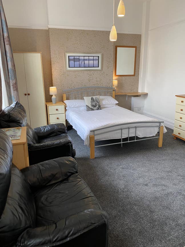 Open plan studio apartment including bills Main Photo