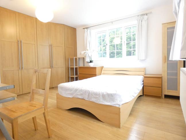 £945 En-suite Modern Large Room Fully inc. Main Photo