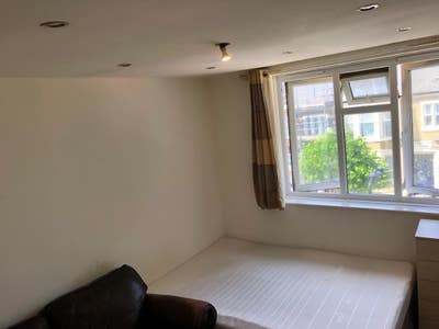Double room to let located in London N16. Main Photo