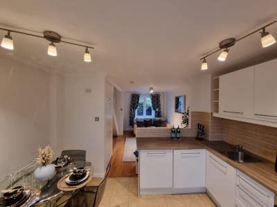 Two bedroom house in E14 Main Photo