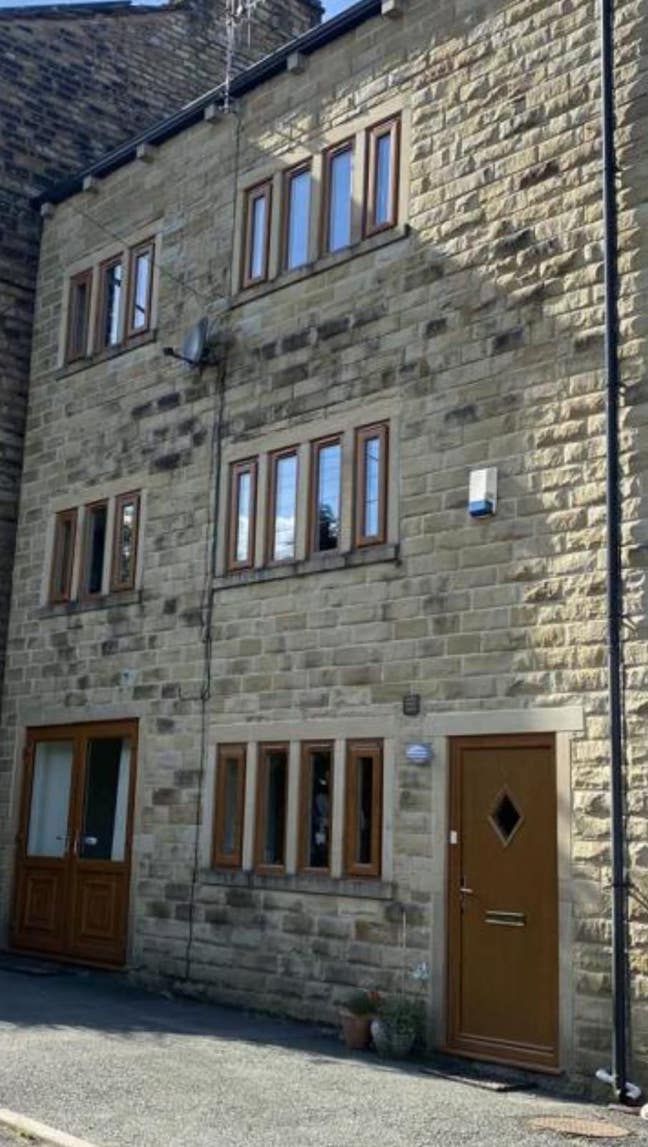 Modern 4 bed house share. Top Mossley Main Photo