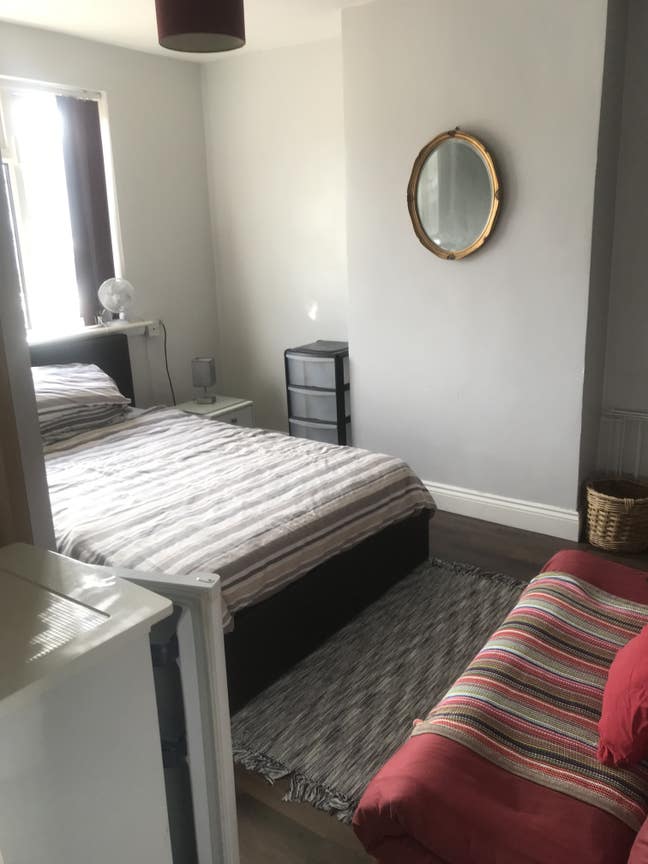 Big bright room close to amenities and transport  Main Photo