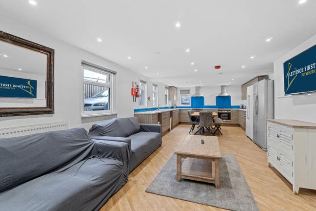 1 large student room for Sep 25 £110.00 incl bills Main Photo