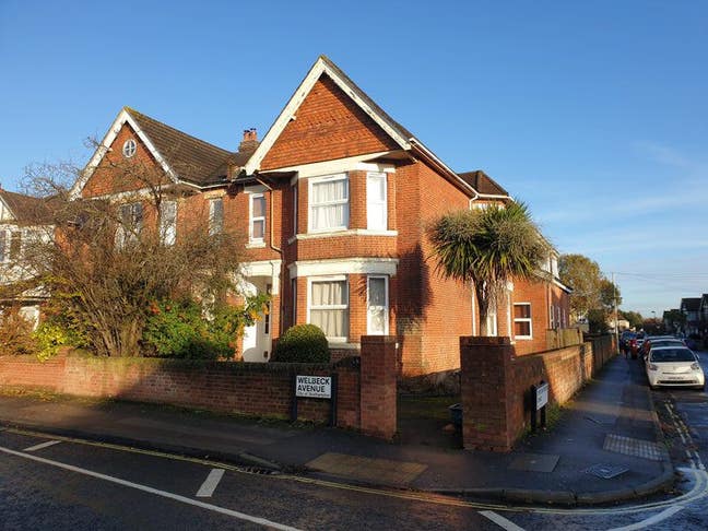Double Room available - young professional house  Main Photo