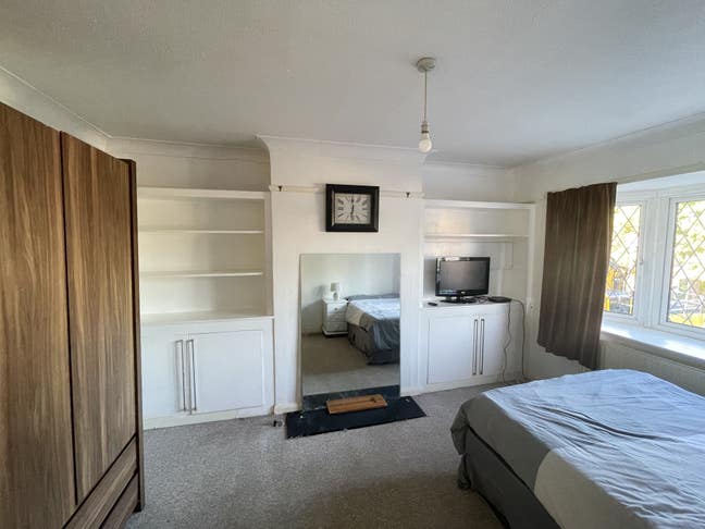 2 Rooms Med & Large in Motspur Park Main Photo