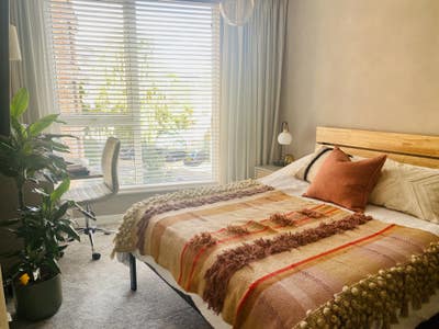 Beautiful  king size room with private bathroom Main Photo