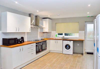 Luxurious And Spacious Shared House Main Photo