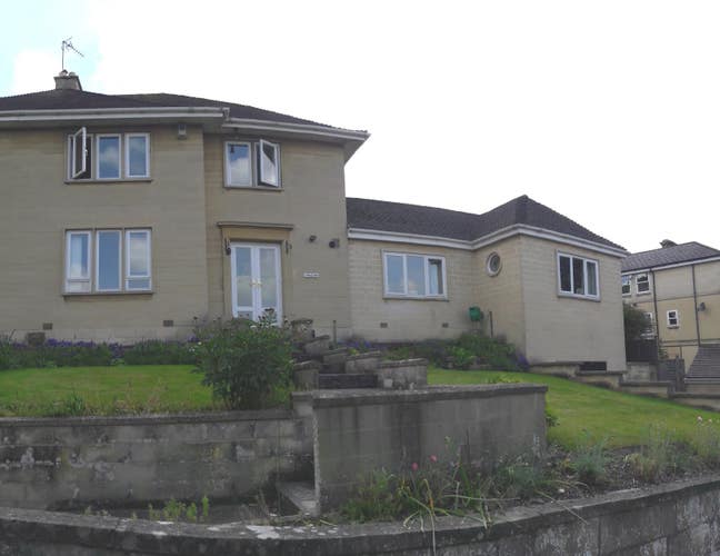 Double room in spacious house close to city centre Main Photo