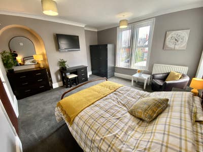 Large Bright Double in City Centre Main Photo