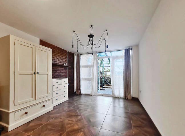 Studio flat with terrace access in London N15. Main Photo