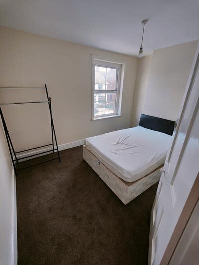 4x rooms Durrington Wiltshire bill inc Main Photo