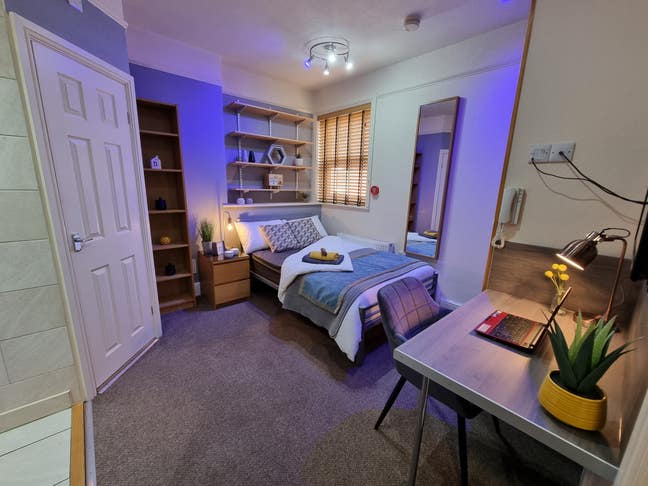 Avail Aug / Sept 2026  Bills Inc Studio Lincoln Main Photo