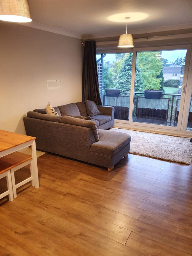 Rooms in two bed flat to rent in Weybridge/Oatland Main Photo