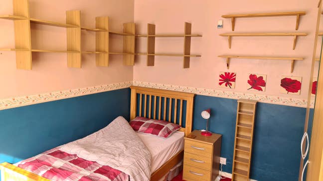Available now quiet Double Bedroom. All bills in Main Photo