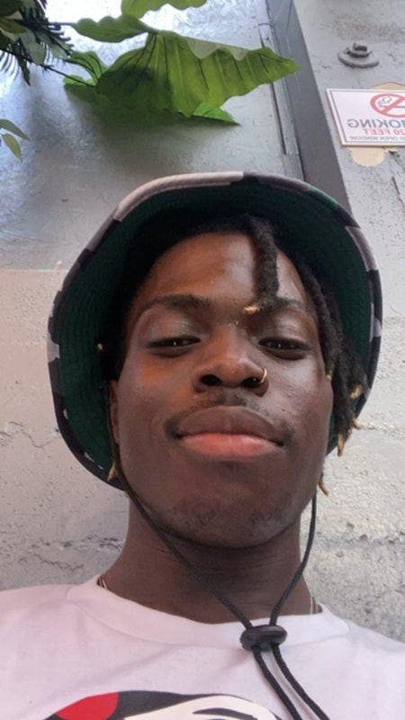 I am a professional male aged 28. I am lookin... Main Photo