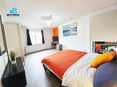 Central Double room, next Waterloo Station!  Main Photo