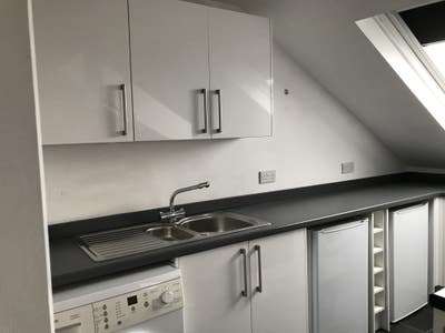 Spacious one bedroom flat, utility bills included! Main Photo