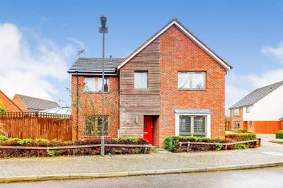 Three Bed Detached House in Crawley Main Photo