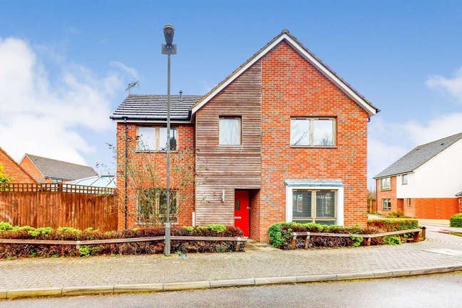 Three Bed Detached House in Crawley Main Photo