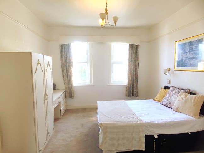 Large Double En-Suite in Centre Main Photo