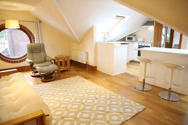 Large Studio Room with Cooking Facilities Main Photo