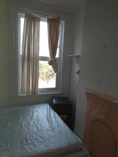 Spare room to rent in family accommodation,  Main Photo