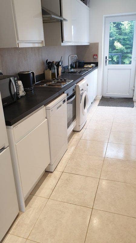 Lovely Renovated Ensuite Room Main Photo