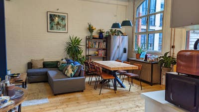 Double bedroom with stunning living space Main Photo