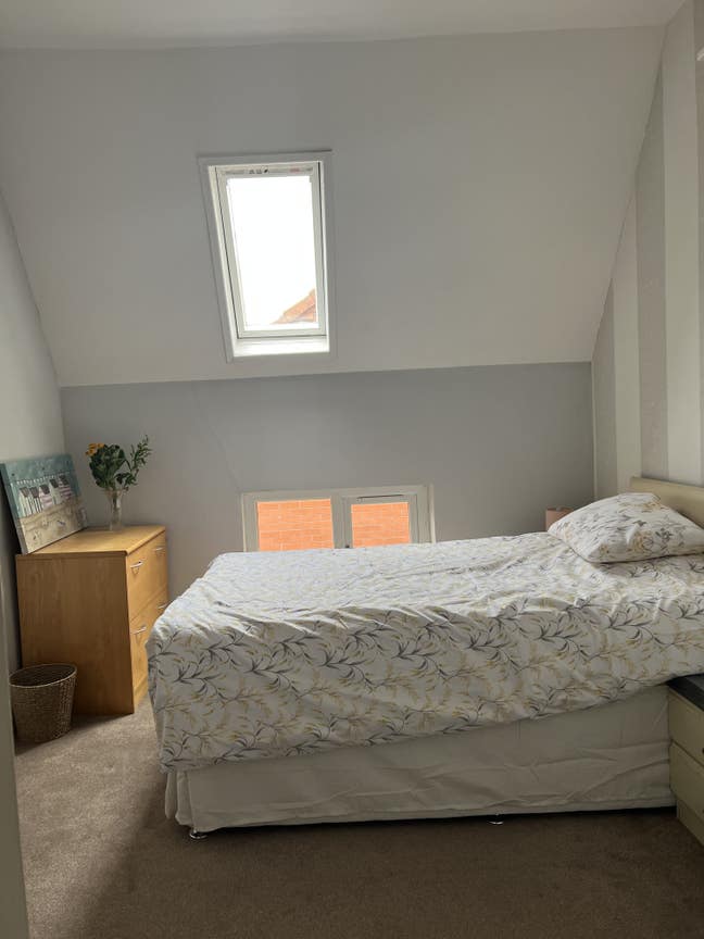 A double bedroom with ensuite available for rent Main Photo