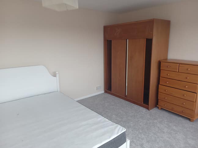 Spacious double room must like cats! Main Photo