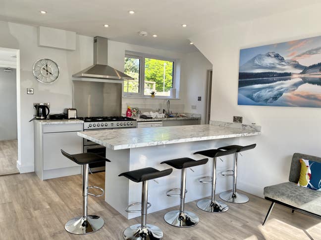 🏡 Modern & Cosy Rooms // Location & Parking 😄 Main Photo