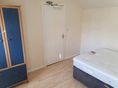 Room. Lovely Location close to city centre Main Photo