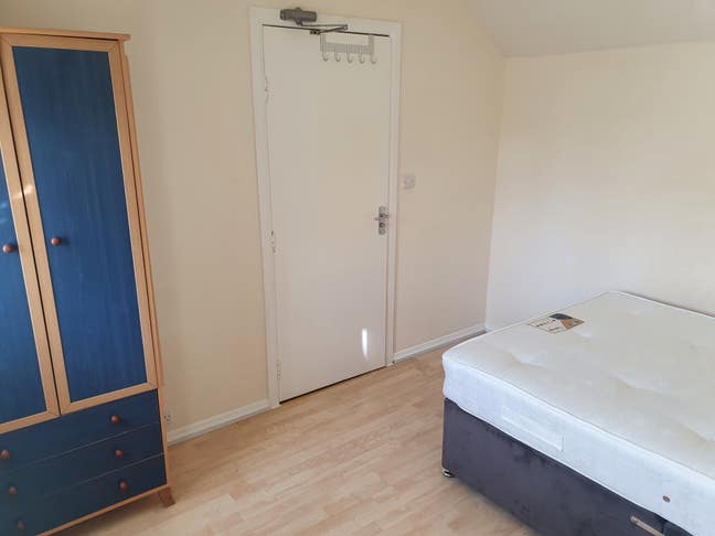 Room. Lovely Location close to city centre Main Photo