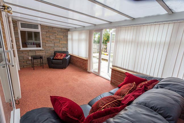 Bedrooms at Apple Cottage 5 min to QEH, parking Main Photo