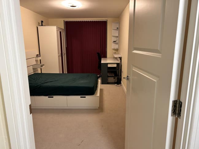 Double bedroom to let  Main Photo