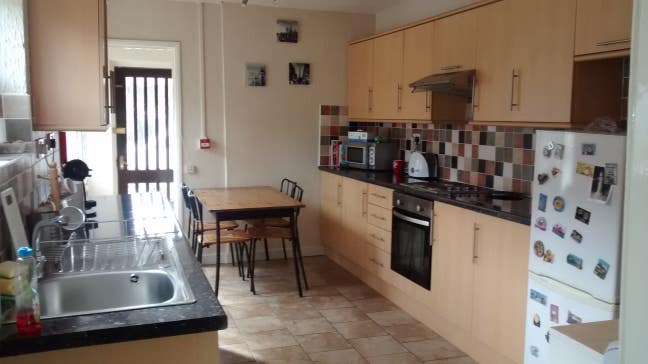 Very Large  Bedroom in professional house share Main Photo