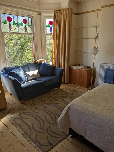 Large, sunny room for short lets. Main Photo