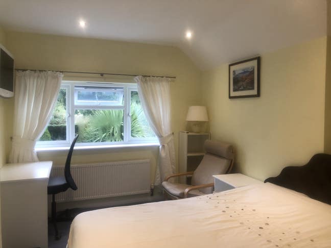 Double room with own shower room  in Sunningdale  Main Photo