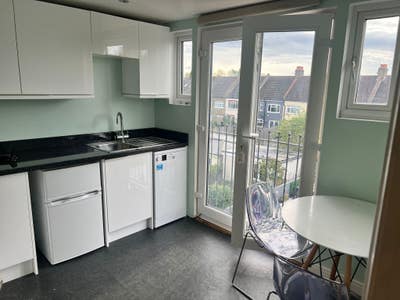 Loft Converted 1 Bedroom Flat Space Main Photo