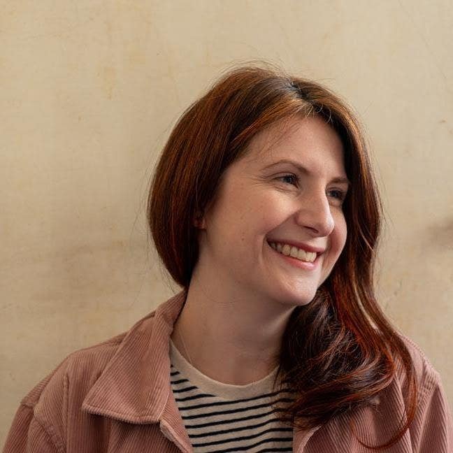 Professional therapist seeks room in South Wales Main Photo