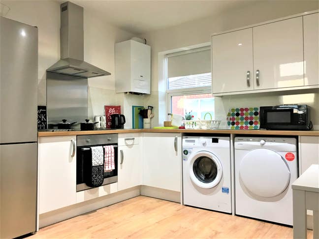 Immaculate inc Ensuite Parking Bills&Fibre  &pound;170pw Main Photo