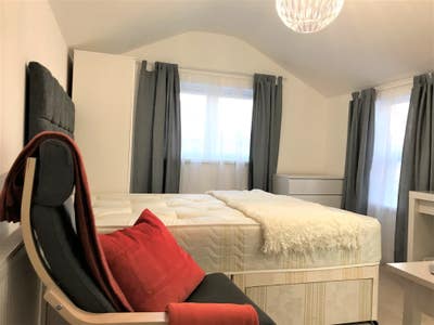 Immaculate inc Ensuite Parking Bills&Fibre  &pound;170pw Main Photo