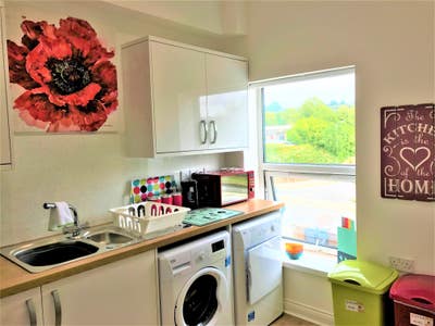 Immaculate with Ensuite Bills&Fibre inc &pound;175 pw Main Photo