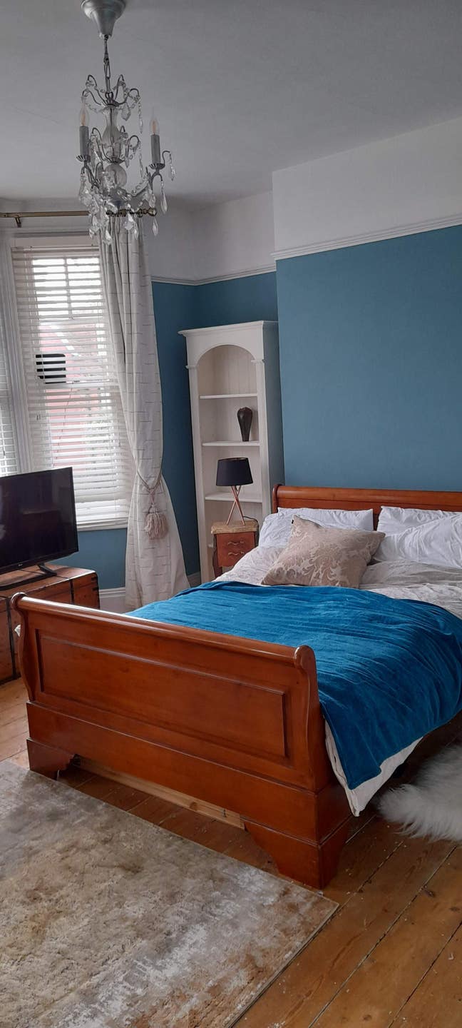 Large Double Room, central- Monday-Friday 4 Nights Main Photo