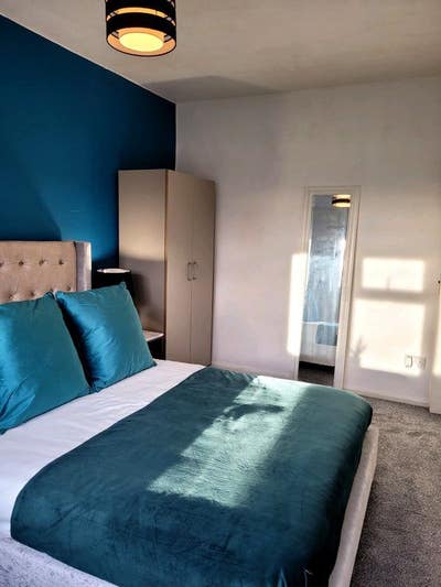 Lovely spacious double bedroom available  Main Photo